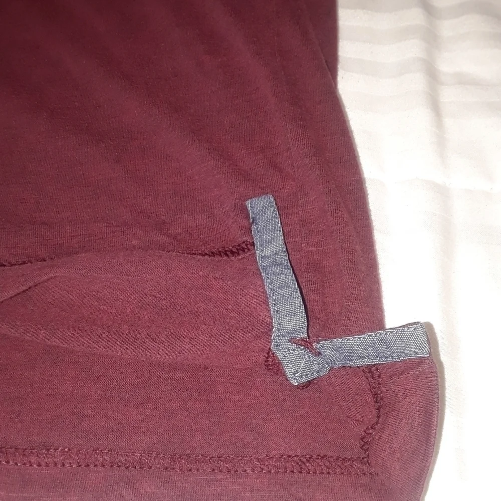 𝅺levi's basic maroon tee with front pocket size XL